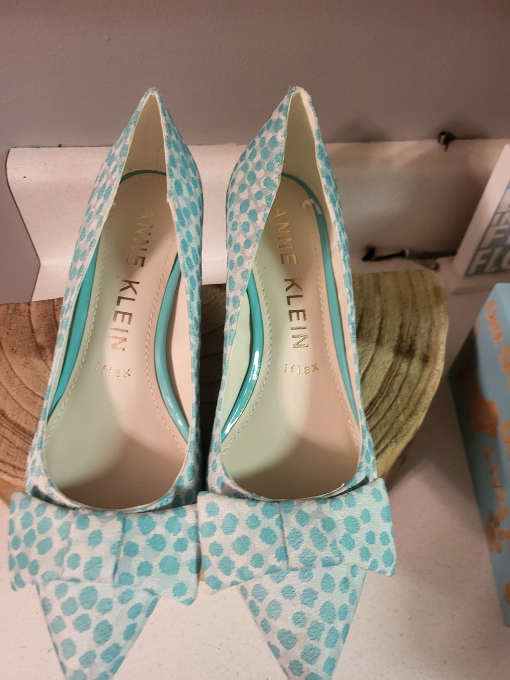 NEW ANNE KLEIN WHITE BLUE DOTS KITTEN HEEL COMFORT PUMPS SIZE 8 M - Picture 2 of 7